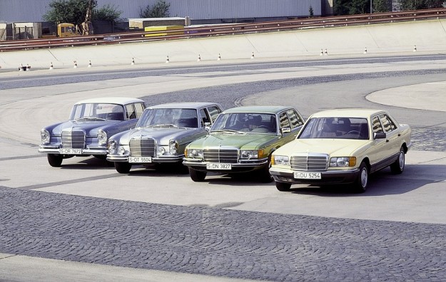 Mercedes-Benz S-Klasse-Limousinen, (von links) Baureihen W 112, W 109, W 116, W 126, Einfahrbahn in Untertürkheim