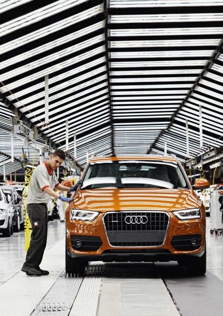 Audi hat die Produktion des Modells Q3 in Martorell, Spanien, gestartet. Im ersten vollen Produktionsjahr 2012 sollen rund 100.000 Einheiten des kompakten SUV an die Kunden gehen.